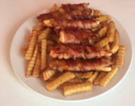 Baconköntösbe göngyölt csípős csirkemell csíkok (6 db)